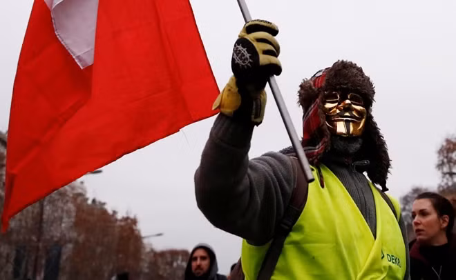 Một người biểu tình "áo ghi-lê vàng" trên đường phố Paris. Ảnh Reuters.