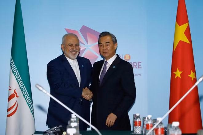 Bộ trưởng Ngoại giao Iran và Trung Quốc tại một cuộc gặp song phương bên lề Hội nghị Bộ trưởng Ngoại giao ASEAN tại Singapore. Ảnh Reuters