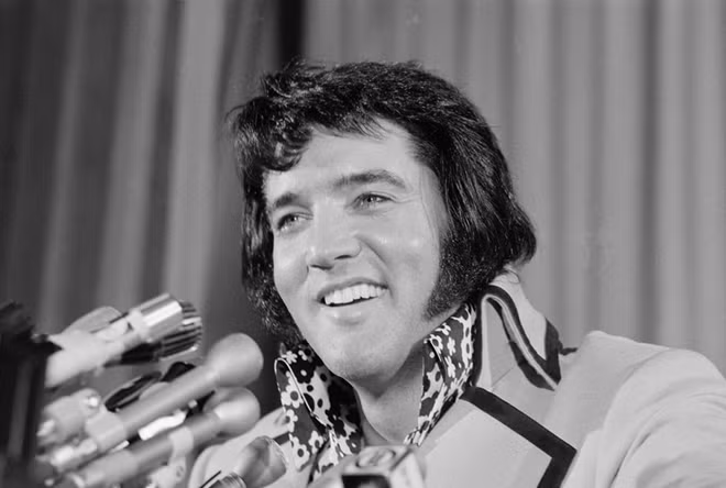 Elvis xuất hiện trên truyền hình năm ông 37 tuổi, trải lòng về những màn biểu diễn bị "giám sát chặt chẽ" trên sóng truyền hình khi có nhiều người phàn nàn về phần trình diễn có phần nhạy cảm của ông. Presley nói "Tôi chỉ nhúc nhích có chút xíu mà người ta đã làm quá." Ảnh Bettmann Archive