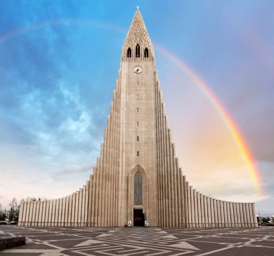 Nhà thờ Hallgrimskirkja trong những ngày trời quang mây tạnh. Ảnh Getty Images/iStockphoto