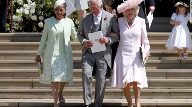 Thái tử Charles bên cạnh vợ (bên phải, váy hồng) và mẹ của Meghan (bên trái, váy xanh). Ảnh Getty Images
