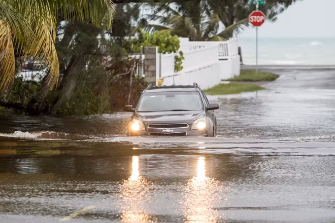Mưa lớn do bão đã gây ra lũ lụt nhấn chìm nhiều tuyến phố ở Bahamas. Ảnh Reuters.