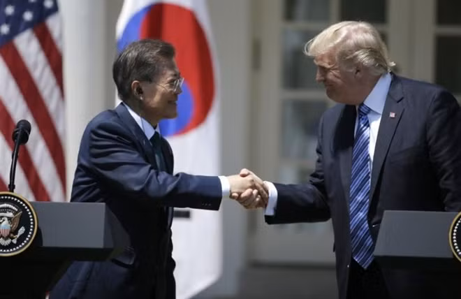 Tổng thống Hàn Quốc Moon Jae-in và Tổng thống Mỹ Donald Trump. Ảnh Reuters