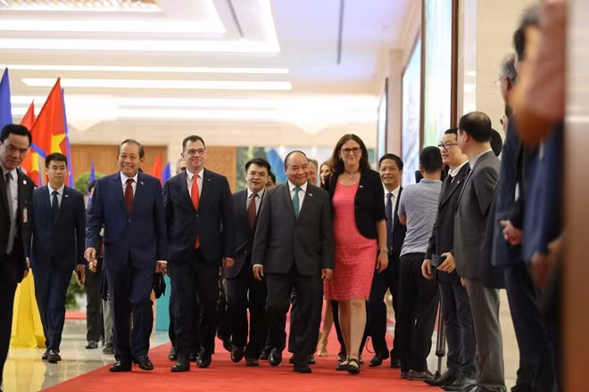 Thủ tướng Nguyễn Xuân Phúc và các đại biểu tham quan triển lãm tranh trước lễ ký kết.