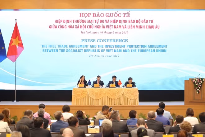 Tại cuộc họp báo.