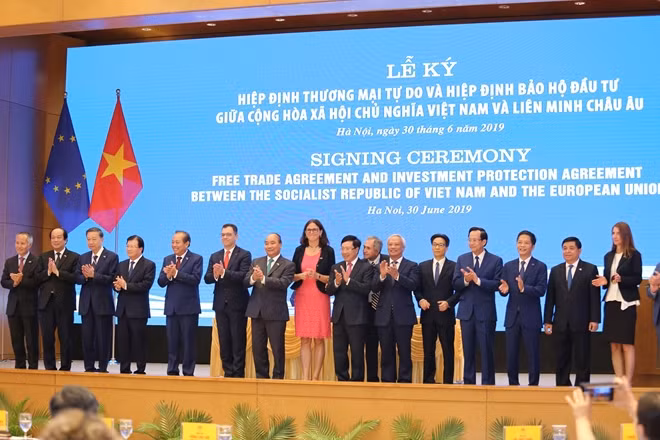 Thủ tướng và các đại biểu chụp ảnh lưu niệm.