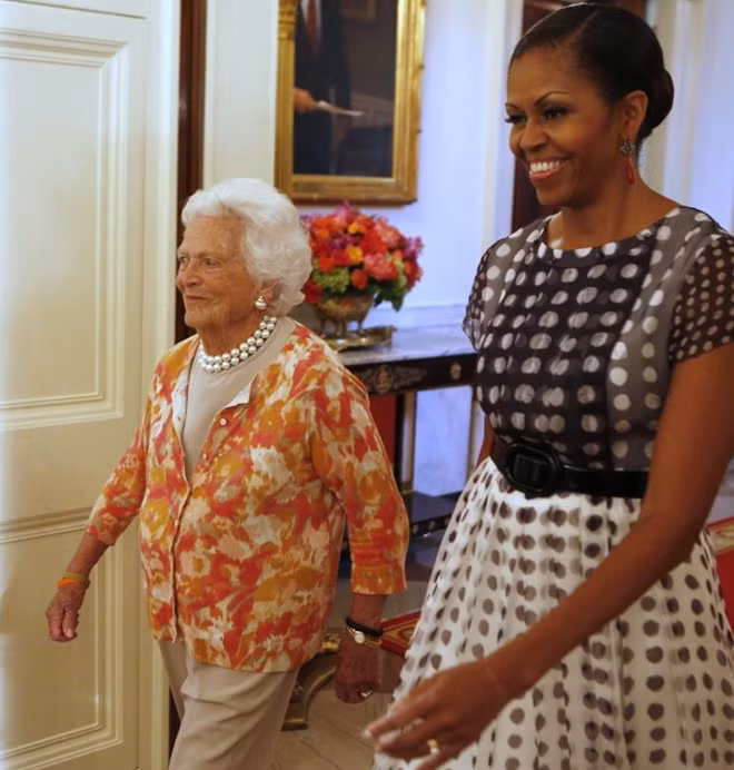 Bà Barbara Bush bên cạnh cựu Đệ nhất phu nhân Michelle Obama ngay 15-7-2013.