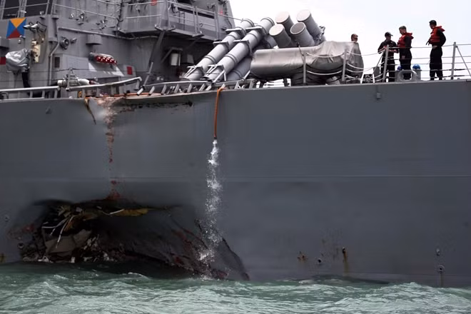 Tàu US John S. McCain gặp nạn tại vùng biển gần Singapore. Ảnh Reuters