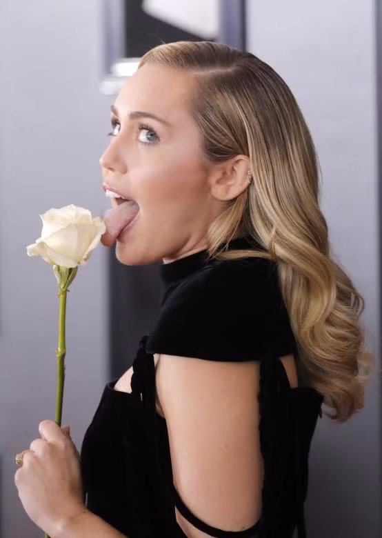 Miley Cyrus, công chúa Disney một thời thay đổi hình ảnh cứ phải gọi là không thể theo kịp, mới năm 2013 còn nổi loạn tất cả các sân khấu tại Hollywood với hình ảnh "nóng mắt" thì năm qua lại bất ngời quay lại hình ảnh của một cô gái mang hơi hướng dòng nhạc "đồng quê" hơn