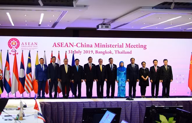Các Bộ trưởng Ngoại giao ASEAN-Trung Quốc dự hội nghị. Ảnh TTXVN.