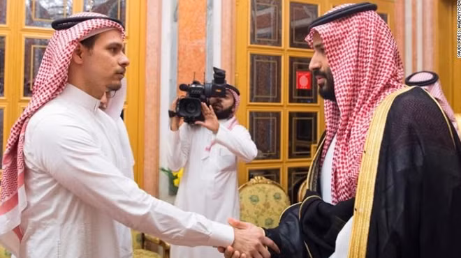 Con trai nhà báo Khashoggi và Thái tử Saudi. Ảnh CNN.