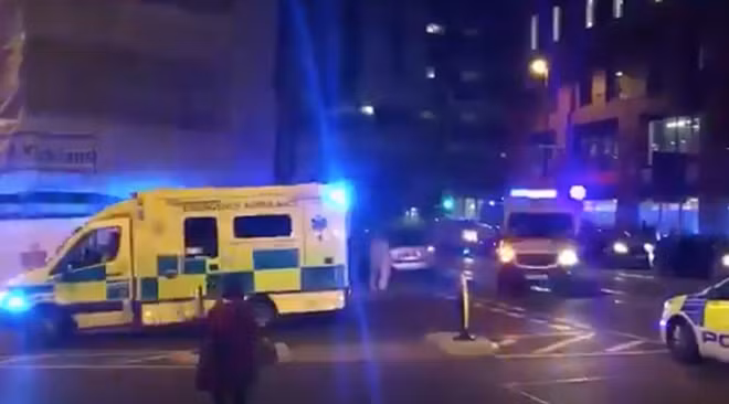 Bên ngoài sân vận động Manchester Arena. Ảnh từ video Youtube của ImMikeRobertson