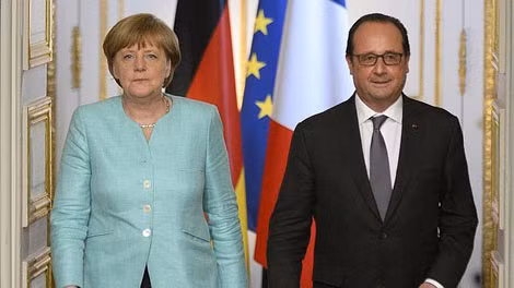 Thủ tướng Đức Angela Merkel (trái) và Tổng thống Pháp Francois Hollande tại cuộc họp hôm 6/7.