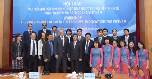 Cựu Thủ tướng Anh Tony Blair, Bộ trưởng Bộ Kế hoạch - Đầu tư Bùi Quang Vinh và các đại biểu dự hội thảo.