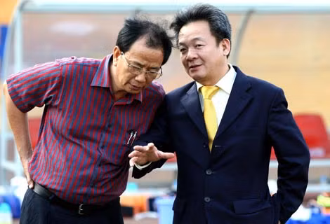 Ông Đỗ Quang Hiển (phải) được rất nhiều cơ quan truyền thông gọi công khai là "bầu Hiển". Ảnh: H.M. Ông Đỗ Quang Hiển (phải) được rất nhiều cơ quan truyền thông gọi công khai là "bầu Hiển". Ảnh: H.M.