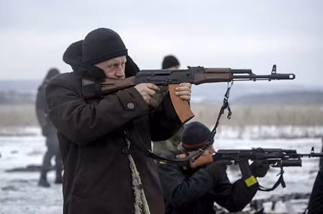 Binh sĩ Ukraina tấn công quân ly khai ở một khu vực thuộc Lugansk. Binh sĩ Ukraina tấn công quân ly khai ở một khu vực thuộc Lugansk.