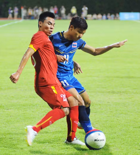 Đá với U.23 Myanmar ở khung 14h nắng gắt, cầu thủ Việt Nam (trái) sẽ gặp nhiều khó khăn. Ảnh: H.M. Đá với U.23 Myanmar ở khung 14h nắng gắt, cầu thủ Việt Nam (trái) sẽ gặp nhiều khó khăn. Ảnh: H.M.