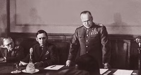 Nguyên soái G. Zhukov đọc văn bản buộc quân đội Đức Quốc xã đầu hàng không điều kiện.