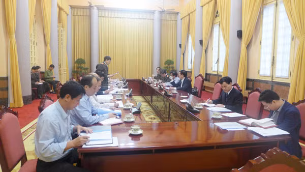 Thiếu tướng Nguyễn Văn Ngọc, Bí thư Đảng ủy, Giám đốc Học viện An ninh nhân dân báo cáo với Chủ tịch nước Trương Tấn Sang về công tác đào tạo Quốc tế tại Học viện An ninh nhân dân ảnh Thanh Bình