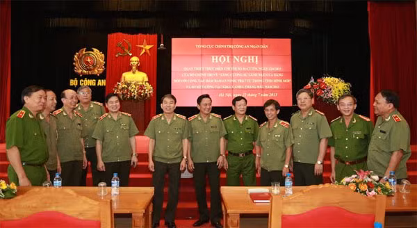 Trung tướng Trần Bá Thiều, Tổng cục trưởng Tổng cục Chính trị CAND cùng các đại biểu tại hội nghị.