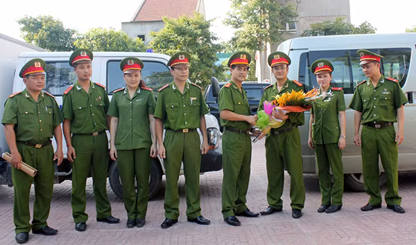 Lãnh đạo Công an tỉnh Nghệ An tặng hoa chúc mừng thành tích của Phòng PC 52.