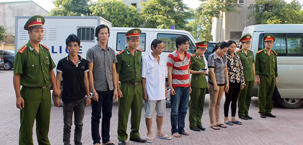 6 đối tượng trốn nã bị bắt và di lí từ miền Nam về Nghệ An.