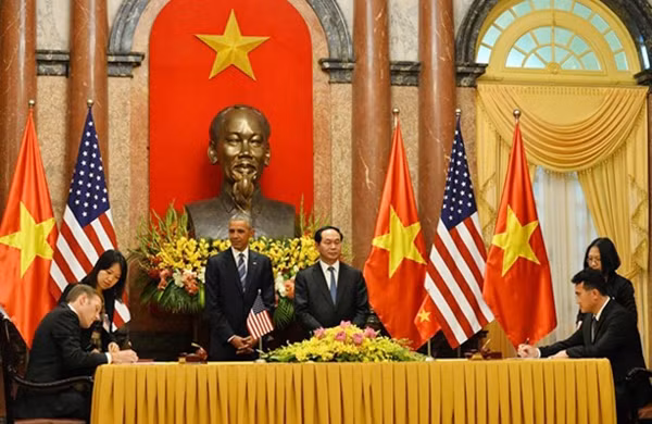 Chủ tịch nước Trần Đại Quang và Tổng thống Obama chứng kiến lễ ký các văn kiện hợp tác song phương. (Ảnh: Hoàng Hà zing.vn)