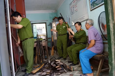 Công an huyện Mai Châu thu hồi súng tự chế trong nhân dân.
