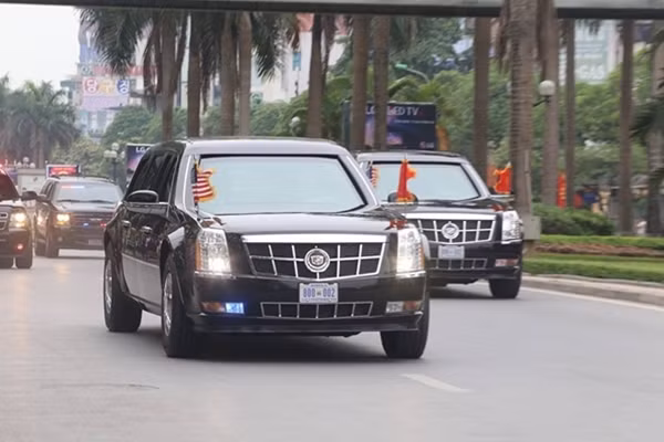 Đoàn xe chở Tổng thống Mỹ Barack Obama trên đường đến Phủ Chủ tịch. Ảnh: Bá Đô (vne).