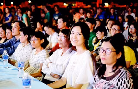 Hoa hậu Thùy Dung (thứ 2 từ phải sang) trong chương trình "Hiểu về trái tim".