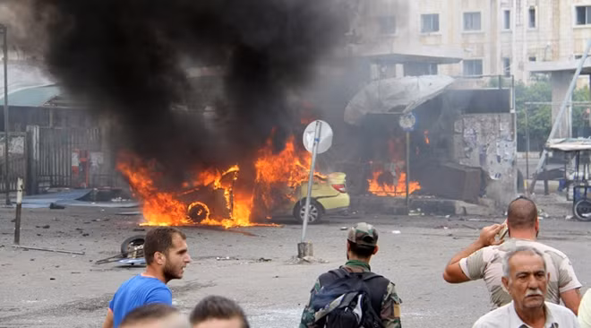 Hiện trường một vụ nổ tại thị trấn Tartous. Ảnh: Reuters.