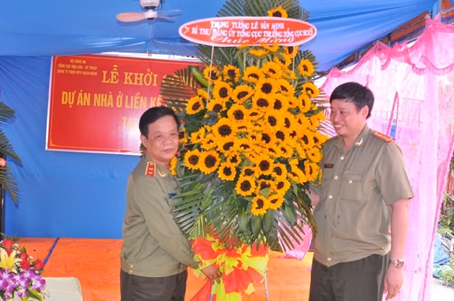 Trung tướng Lê Văn Minh tặng lẵng hoa chúc mừng đơn vị thi công.