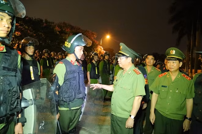 Thứ trưởng Bùi Văn Nam với chiến sĩ CSCĐ.