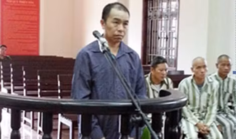 Khà A Giàng trước vành móng ngựa.