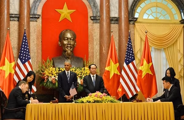 Chủ tịch nước Trần Đại Quang và Tổng thống Obama chứng kiến Lễ kýcác văn kiện hợp tác song phương. Ảnh: zing.vn