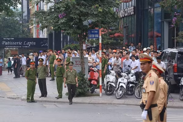 Lực lượng Công an đảm bảo an ninh trong lễ đón Tổng thống Obama. Ảnh: vne