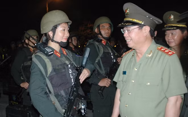 Thứ trưởng Bùi Văn Nam trò chuyện với nữ Cảnh sát cơ động.