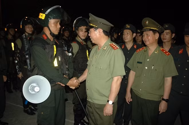 Thứ trưởng Bùi Văn Nam với chiến sĩ CSCĐ.
