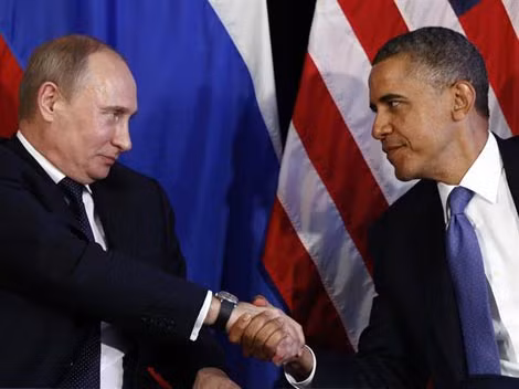 Tổng thống Putin (trái) muốn mối quan hệ song phương Nga – Mỹ phát triển trên cơ sở “bình đẳng và tôn trọng lẫn nhau”. Ảnh: NBC News.