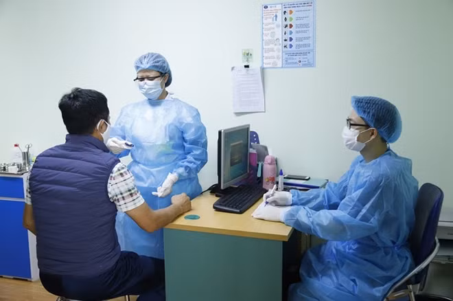 Các bác sĩ Bệnh viện K khám cho người bệnh