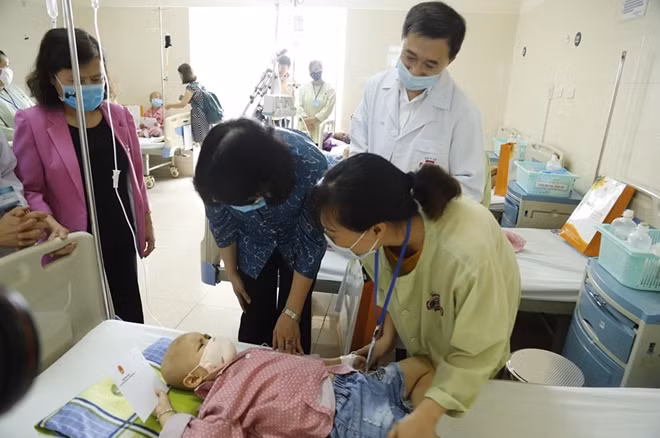 Phó Chủ tịch nước Đặng Thị Ngọc Thịnh ân cần thăm hỏi, động viên các bệnh nhi đang điều trị