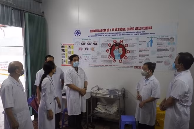 Cục trưởng Cục Quản lý Khám, chữa bệnh Lương Ngọc Khuê kiểm tra công tác tại Bệnh viện Đa khoa tỉnh Thái Bình (Ảnh: Lê Hảo)