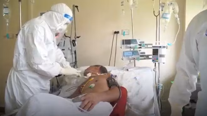 Bác sĩ đang điều trị cho bệnh nhân COVID-19 tại Bệnh viện Trung ương Huế cơ sở 2
