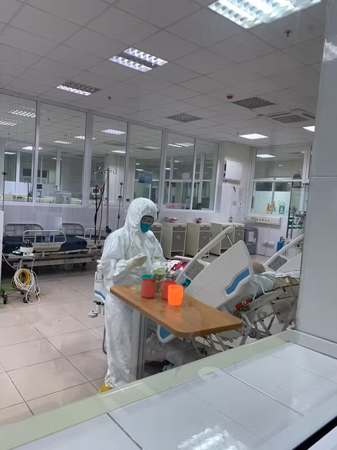 Chăm sóc cho bệnh nhân COVID-19 tại Bệnh viện Bệnh Nhiệt đới Trung ương cơ sở 2