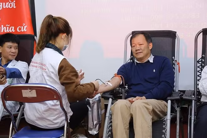 TS Dương Đức Hùng, Phó Giám đốc BV Bạch Mai hiến máu tại chương trình
