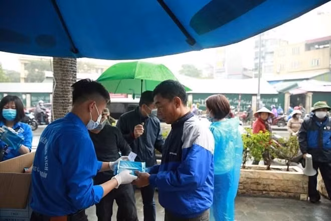 Nhiều người vui mừng vì trong tình trạng khẩu trang khan hiếm lại được phát miễn phí
