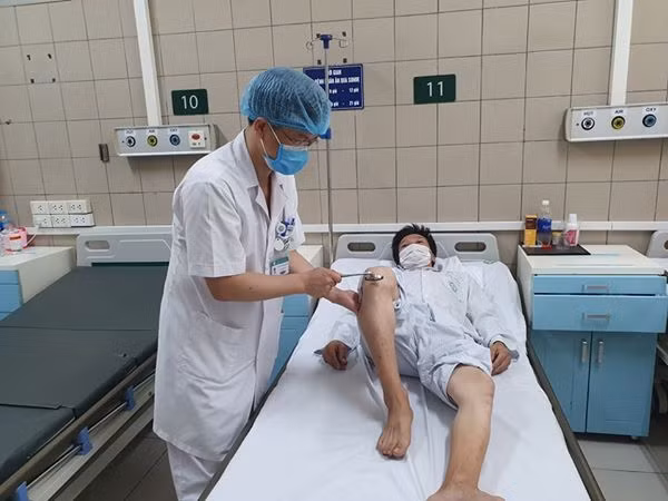 Bác sĩ đang kiểm tra cho bệnh nhân nhiễm độc thiếc