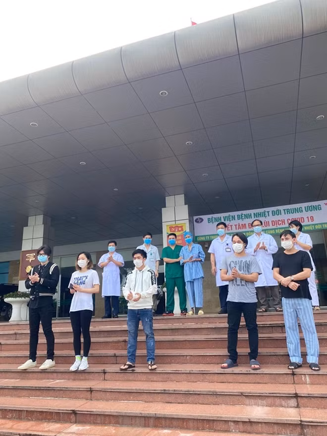 TS Phạm Ngọc Thạch cùng các thầy thuốc của Bệnh viện chúc mừng các bệnh nhân khỏi bệnh sáng nay 27/5