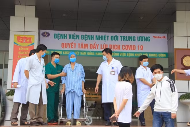 Bệnh nhân 19 cùng TS Phạm Ngọc Thạch và các bác sĩ, điều dưỡng trong sáng 27/5