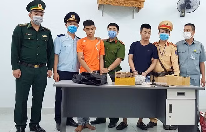 Đối tượng Quyền (áo đen) cùng lái xe và tang vật